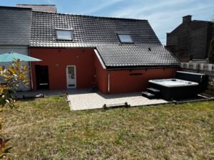 Rubis - Grand espace extérieur à l'arrière de la maison avec terrasse, jardin, table et chaises de jardin + Jacuzzi