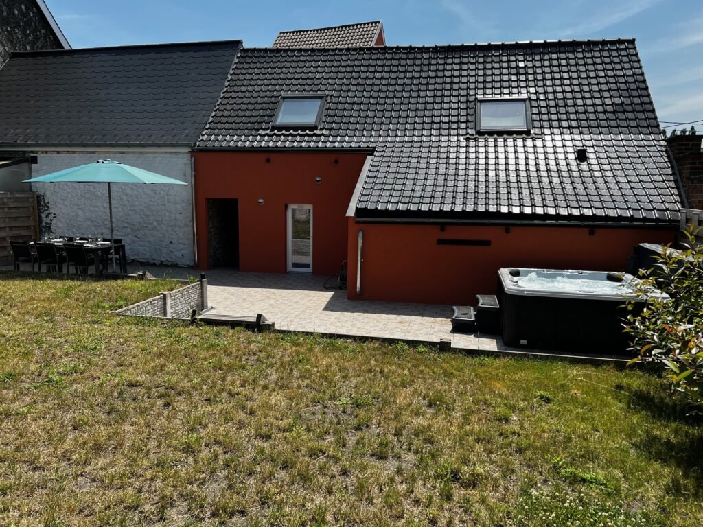 Rubis - Grand espace extérieur à l'arrière de la maison avec terrasse, jardin, table et chaises de jardin + Jacuzzi
