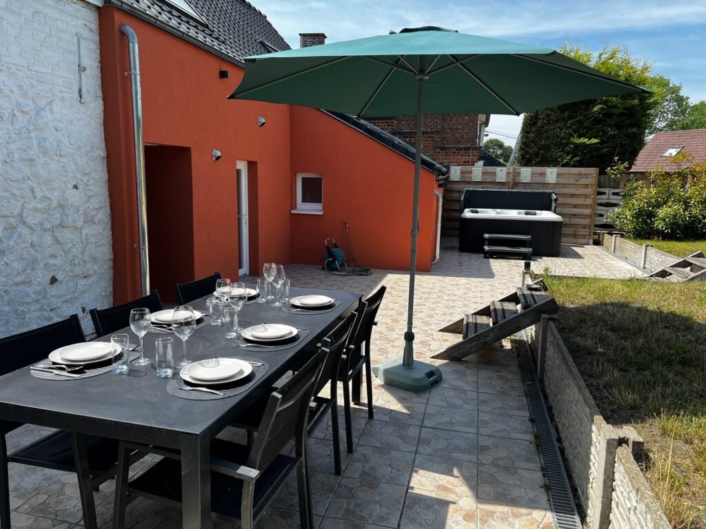 Terrasse parfaitement orientée avec table et chaises, espace barbecue. Donnant accès sur le jardin et le jacuzzi