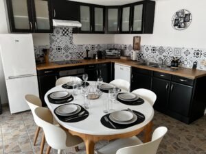 Rubis - Profitez de tout ce dont vous avez besoin pour cuisiner: sel, poivre, huile, vinaigre, four, taques, ... Ainsi que d'un micro-onde, lave vaisselle, machine à café Nespresso. Nous vous offrons le thé, le café, des biscuits et mettons à disposition essuis-tout, serviettes, bouilloire, pastilles pour lave-vaisselle.