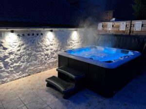 Rubis - Jacuzzi joliment éclairé pour un moment de relaxation à la tombée de la nuit