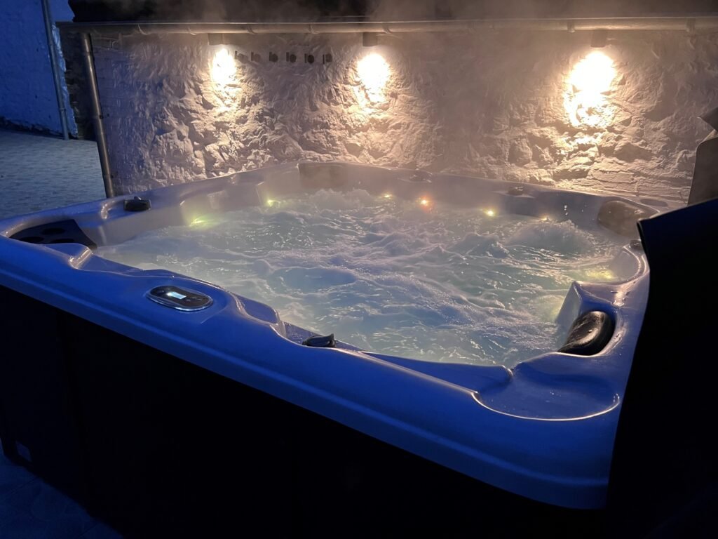 Rubis - Jacuzzi joliment éclairé pour un moment de relaxation à la tombée de la nuit