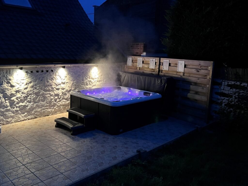 Rubis - Jacuzzi joliment éclairé pour un moment de relaxation à la tombée de la nuit