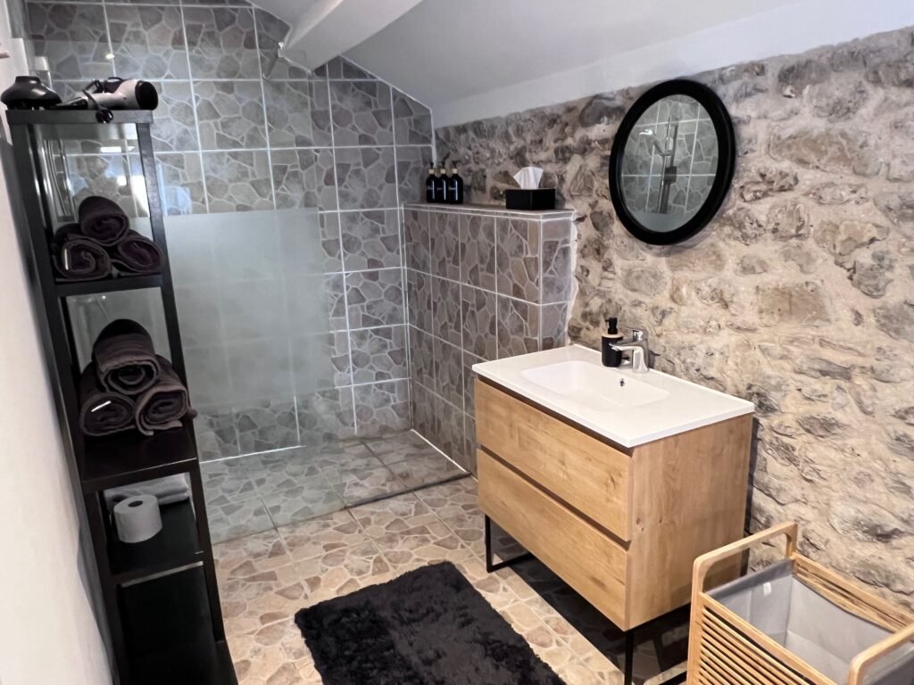 Rubis - Complètement équipée, notre salle de bain est prête à vivre. Douche spacieuse et tous les produits nécessaires pour se laver.