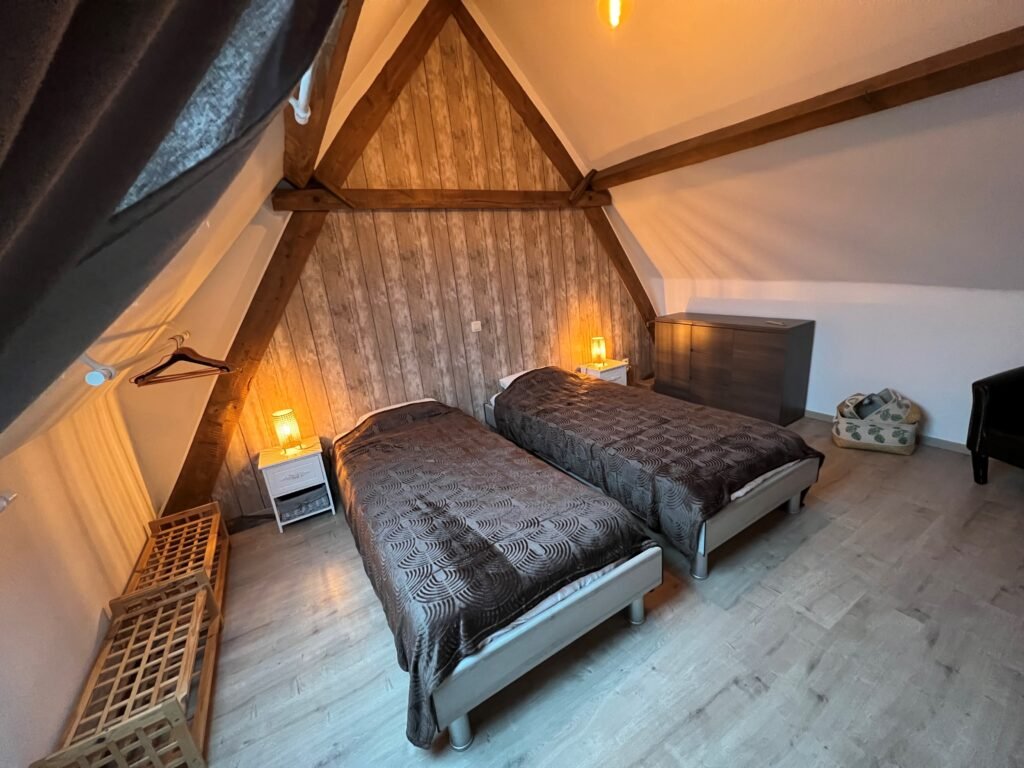 Rubis - Deuxième chambre, spacieuse avec deux lits simples. Idéal pour les enfants. Avec espace de rangement.