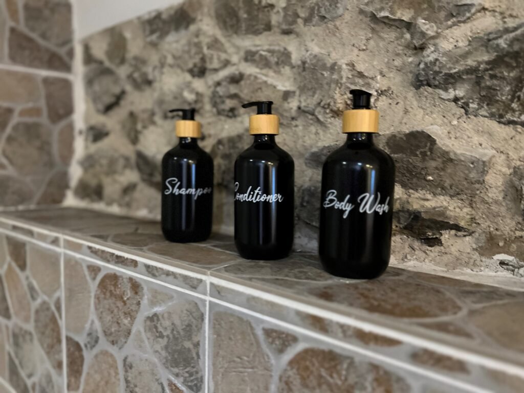 Rubis - Notre salle de bain spacieuse possède tout le nécessaire pour que vous n'ayez à penser à rien : serviettes de bain en suffisance, shampoo, conditioner ainsi que gel douche.