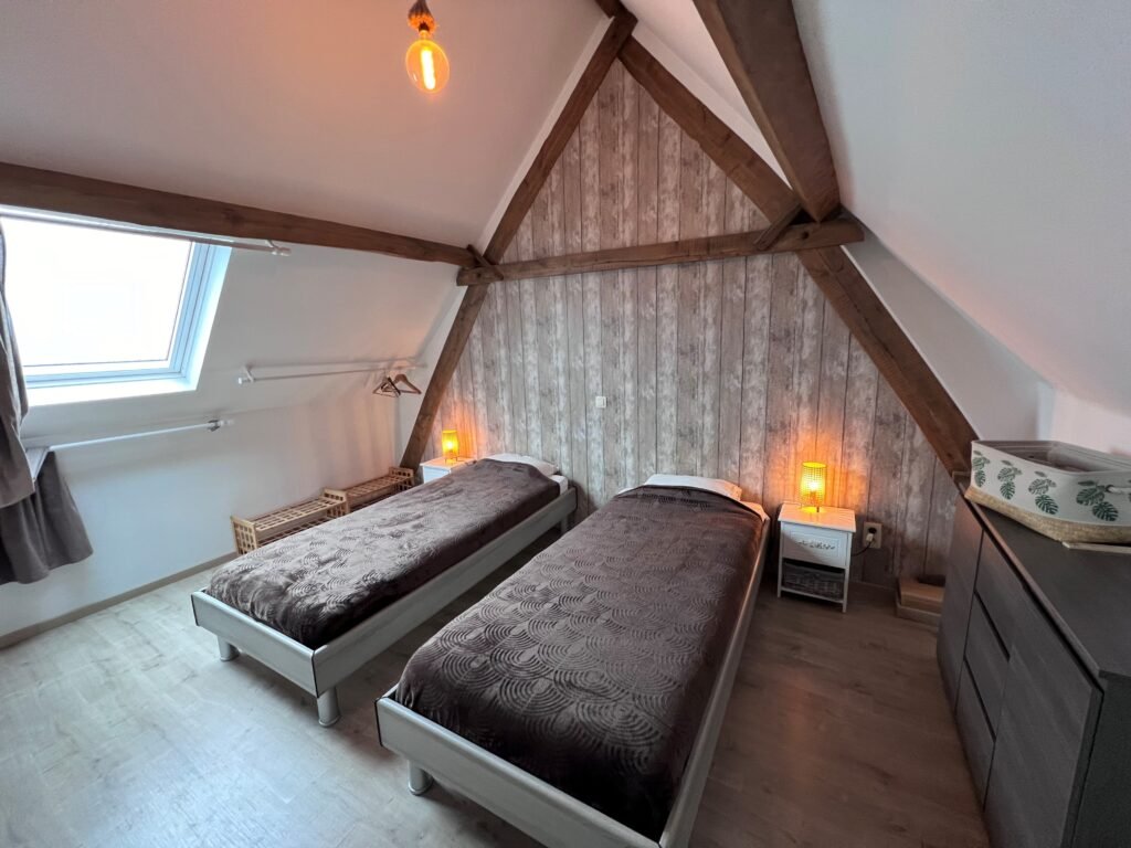 Rubis - Deuxième chambre, spacieuse avec deux lits simples. Idéal pour les enfants. Avec espace de rangement.