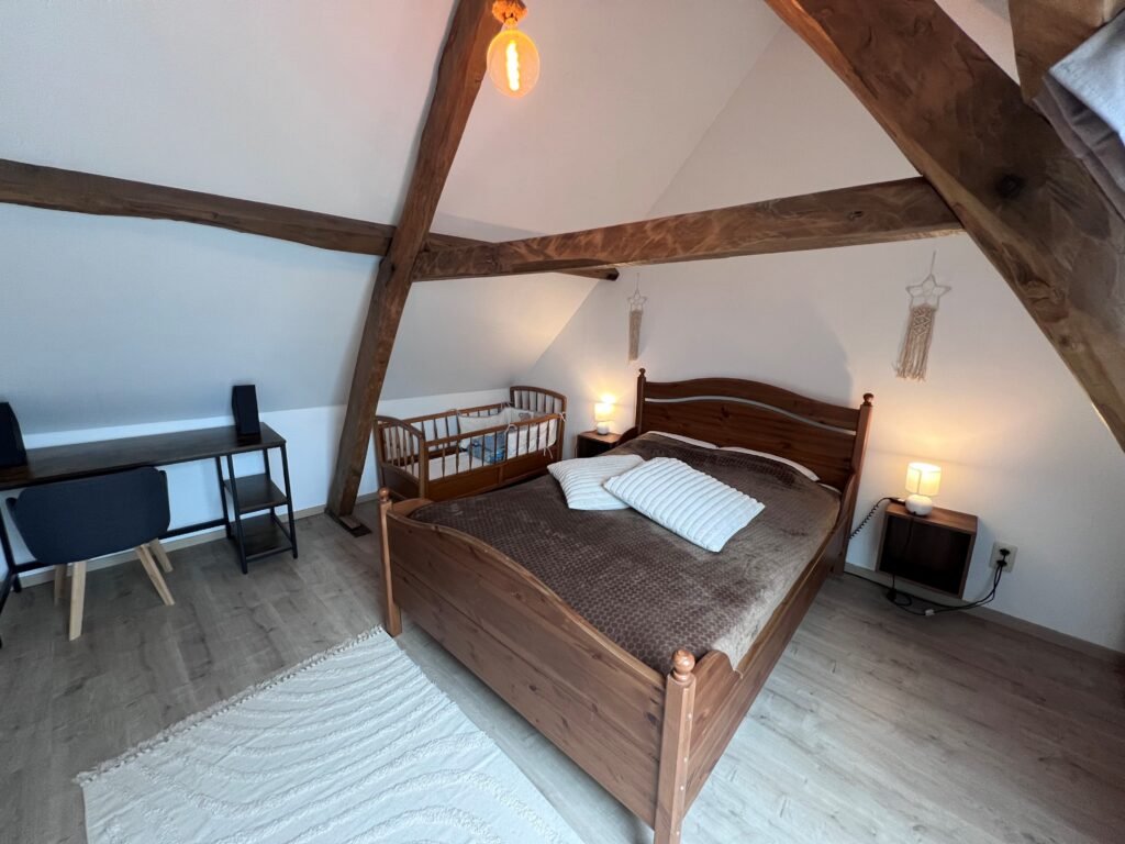 Rubis - Lit double confortable avec espace de travail (chaise et table), WiFi booster, lit bébé et espace de rangement