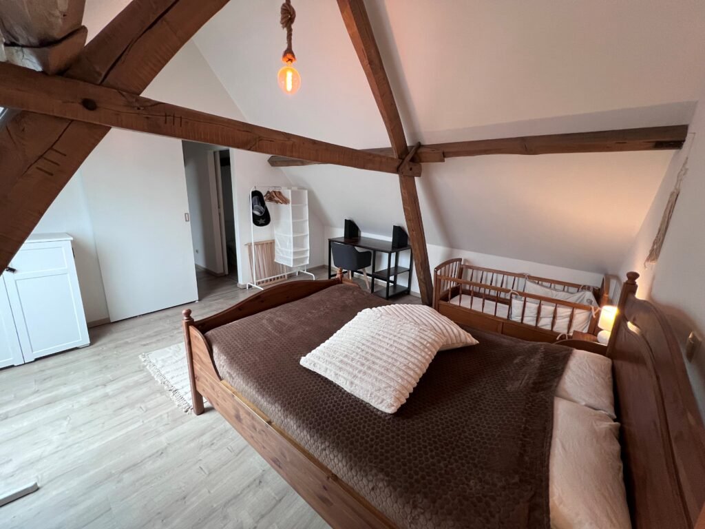 Rubis - Lit double confortable avec espace de travail (chaise et table), WiFi booster, lit bébé et espace de rangement