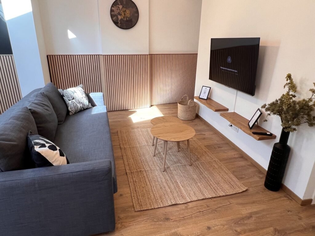 Emeraude - Espace living pour vous reposer après une journée de découverte