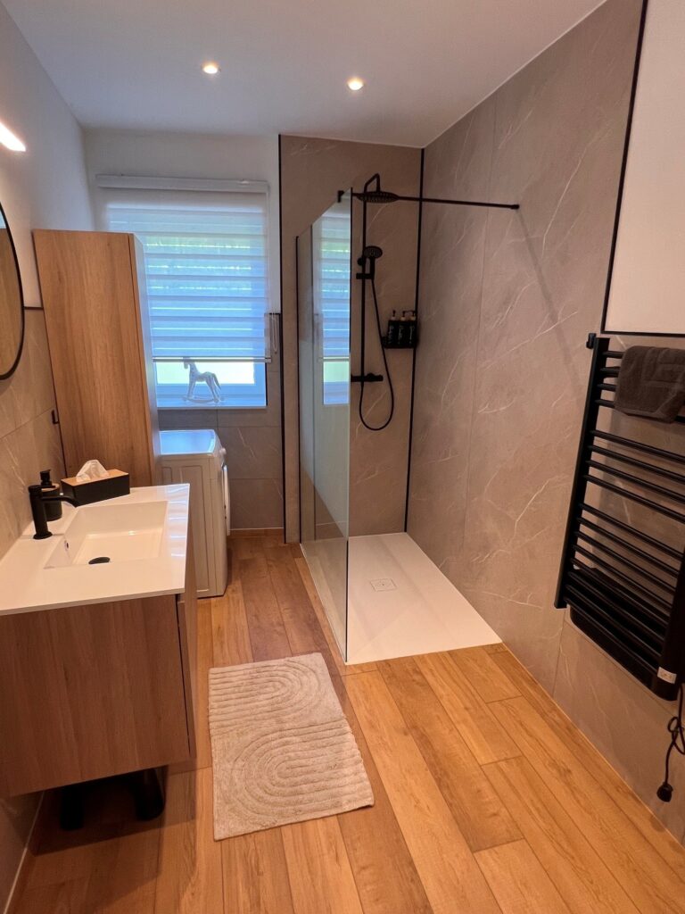 Emeraude - Salle de bain avec douche, WC et machine à laver