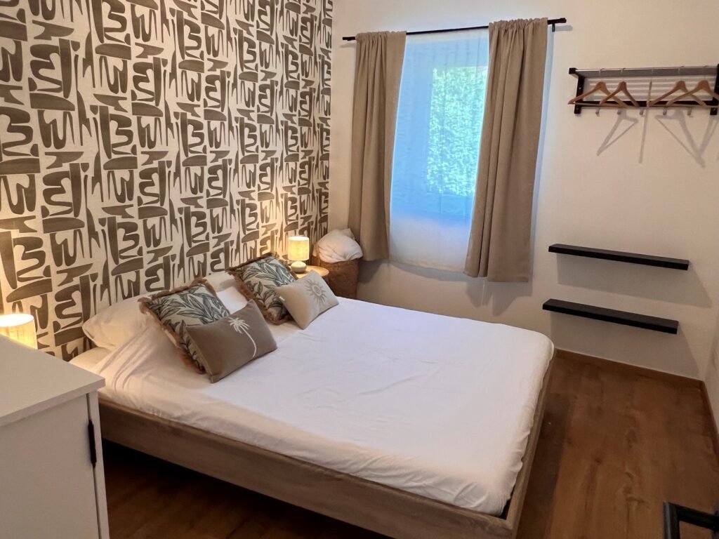 Emeraude - Lit double confortable avec lit bébé et espace de rangement