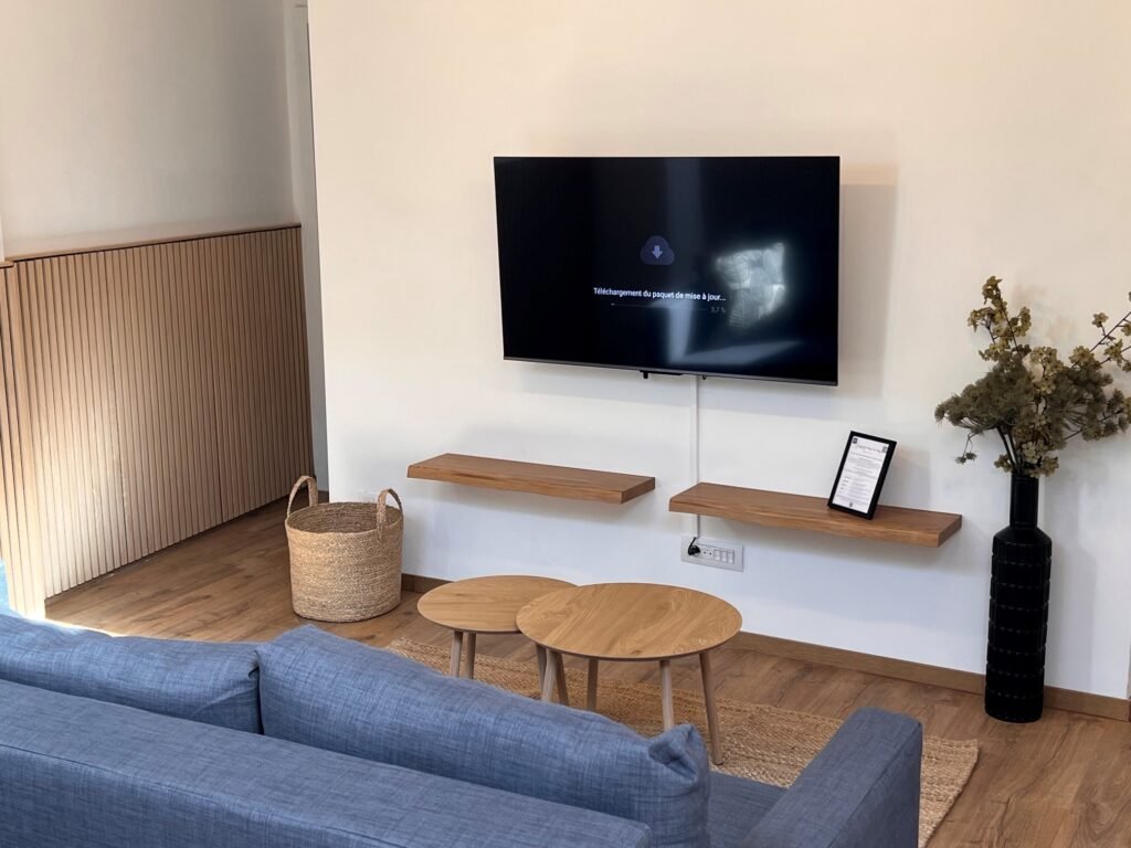 Emeraude - Espace living pour vous reposer après une journée de découverte