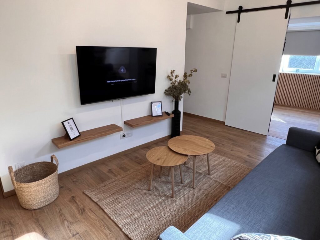 Emeraude - Espace living pour vous reposer après une journée de découverte