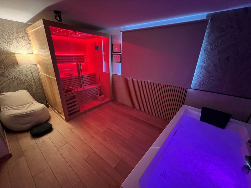 Emeraude - Salle de bain avec Sauna pour se relaxer après une journée intense